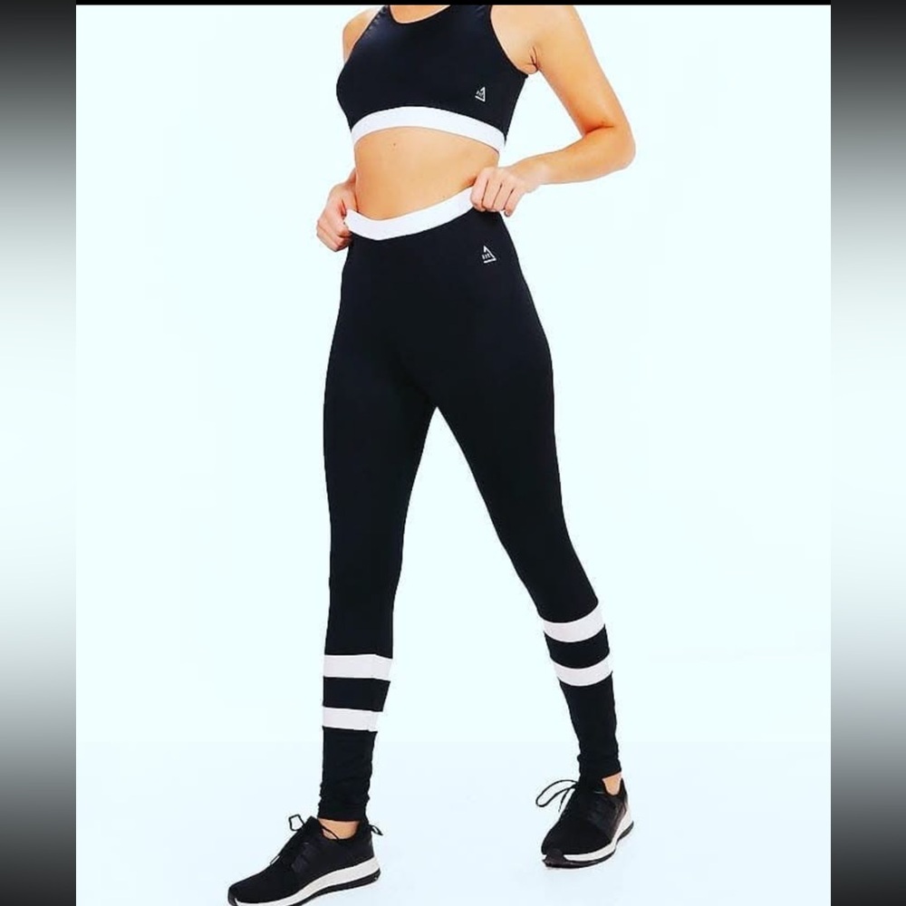 Boohoo black white sports bra & leggings